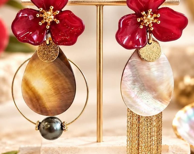Boucles Orchidée rouges : nacre, burgau, perle de Tahiti et chaînettes dorées